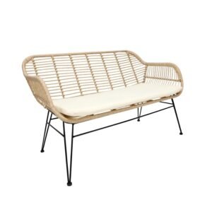 Sillón de diseño Breezeseat exterior Tobago en perspectiva de tres cuartos con cojín beige y base metálica negra.