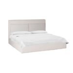 Cama de recámara moderna modelo Montreal tapizada en tela tipo borrego o bucle grueso, vista en perspectiva angular con colchón y almohadas.