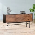 Credenza ejecutiva Dahshur en acabado madera nogal con cubierta de melamina premium de 28mm y estructura metalica de una pulgada.