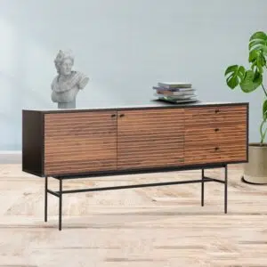 Credenza ejecutiva Dahshur en acabado madera nogal con cubierta de melamina premium de 28mm y estructura metalica de una pulgada.