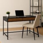 Credenza de archivo Dahshur en color nogal clasico con base de acero tubular negra ideal para oficinas principales.