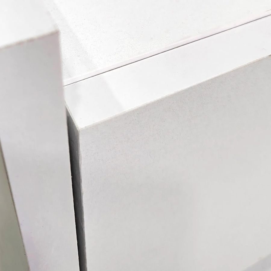 ESCRITORIO ORGANIZADOR TRENTO Primer plano del módulo de cajones lateral en el escritorio Trento blanco de Scrivania, mostrando los tiradores modernos y rieles de apertura.