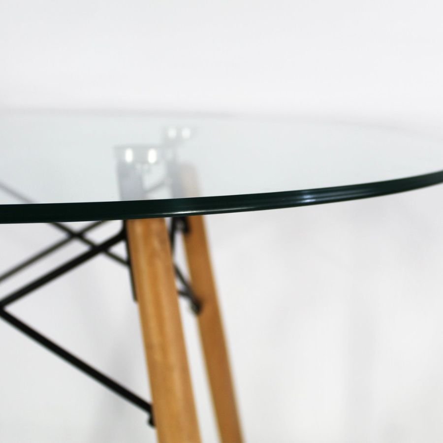 MESA HERMES Detalle de la estructura metálica de soporte y las patas resistentes de madera sólida de la mesa Hermes.