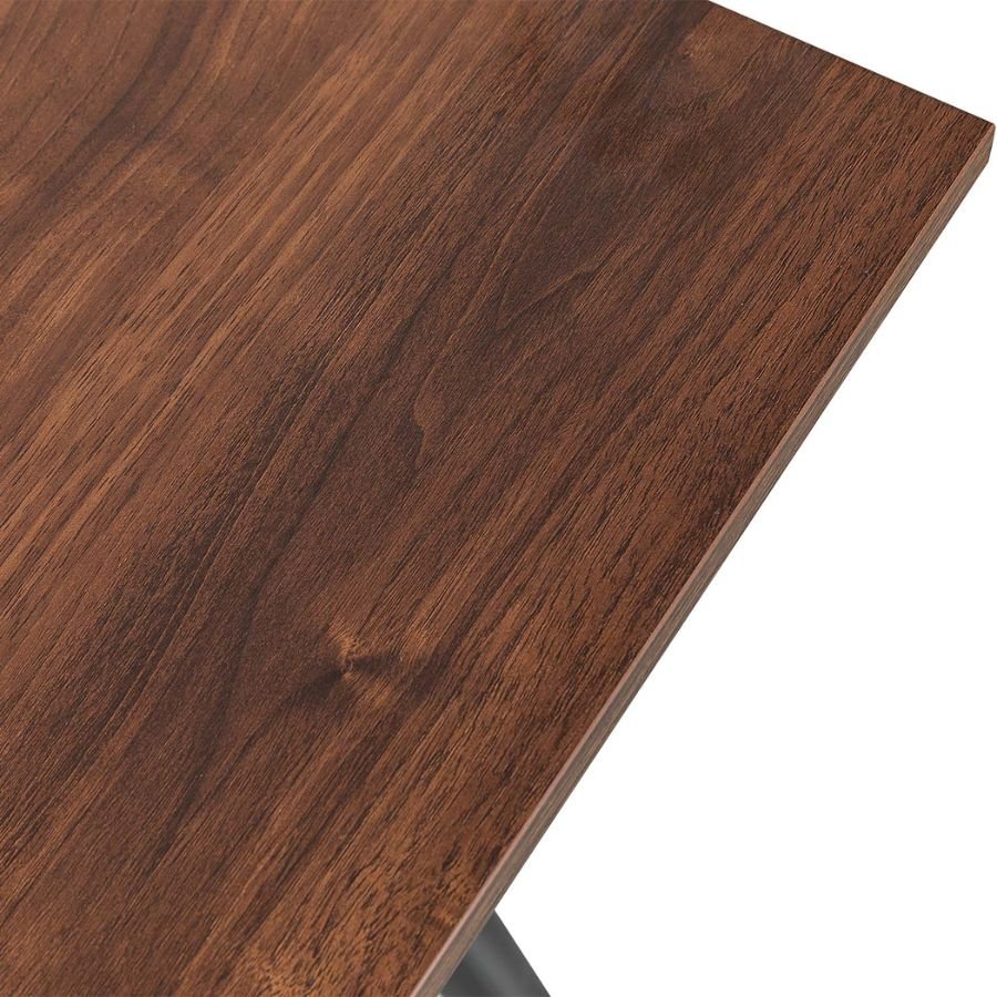 MESA DE COMEDOR SIENA Detalle de ensamble y veta de madera de la mesa Siena nogal ScrivaniaMX