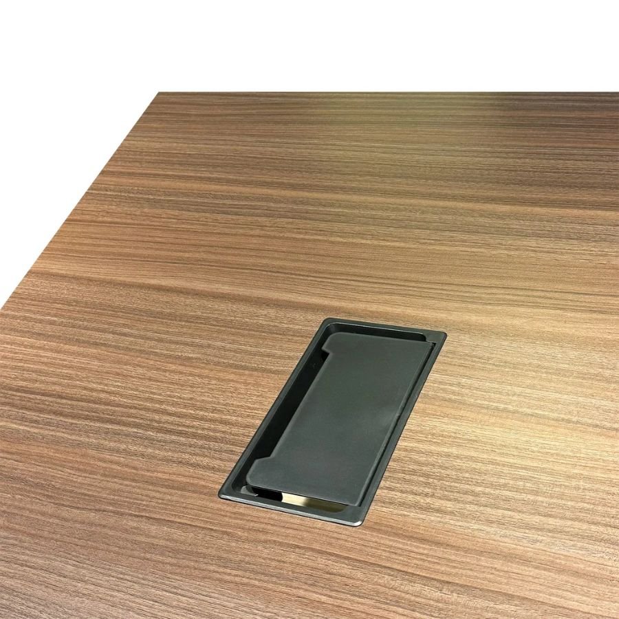 MESA PARA JUNTAS ZARINA Acercamiento a la caja de cables para gestión de cableado de la mesa Zarina en ScrivaniaMx