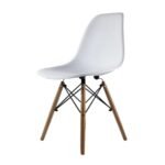 Silla de comedor minimalista modelo Sentra Nex con carcasa ergonómica de polipropileno blanco y patas de madera clara.