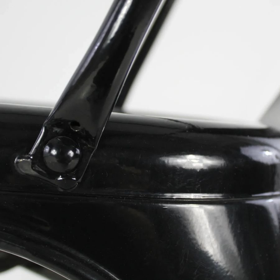 SILLA GANTIK Detalle en primer plano de los ensambles y uniones metálicas de la silla Gantick negra ScrivaniaMx.